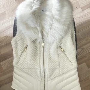 Väst från guess  - Fuskpäls och fuskskinn, väldigt fin material.  Aldrig använd, prislapp kvar. storlek s.  