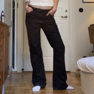 Randiga kostymbyxor i denim - Får ont i själen av att sälja men de är en storlek stor. Nyköpta och använda Max 3 ggr. Jättesnygg passform, nästan för långa för mig (174). De är mörka med tunna gula ränder. Inga defekter förutom en liten grön färgfläck. Skriv om det är något💕