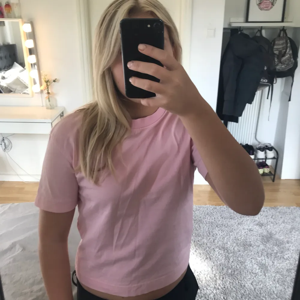 Jättefin rosa t shirt från gina. Den är i storlek xxs men passar mig som brukar ha xs-s. Hör av dig vid frågor och så 💕. T-shirts.