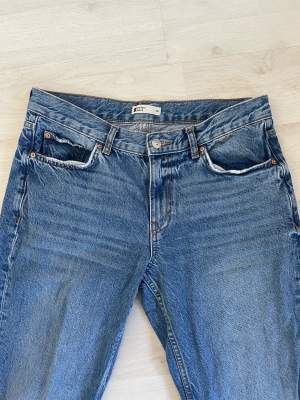 Jätte snygga low waist jeans från Gina tricot! Dom är i storlek 36 och är i väldigt bra skick på grund av att jag har inte använt dom så mycket. Dom är lite slitna längst ner men det är inget man märker. Jag säljer dom för 400 kr + 54 kr i frakt❤️ 