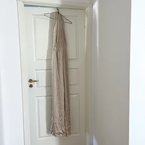 Ny (prislapp på) festlig byxdress - Superfin festlig byxdress, helt ny (prislapp på) i storlek 36/Small. Den är från Boohoo Tall så passar extra bra om du är lång eller om du gillar att de är långa i benen! Mötas upp i Stockholm eller fraktas!