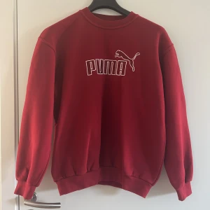 Röd puma crewneck  - Röd puma crewneck. Superbra skick. Använd fåtal gånger. 