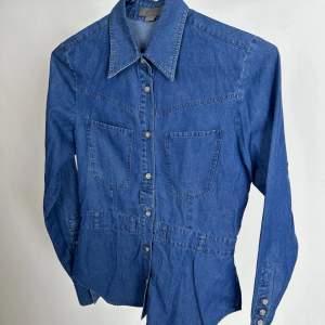 Blå skjorta från Acne jeans i fint skick