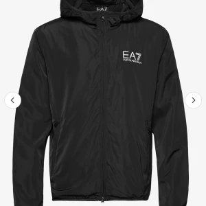 Ea7 Armani jacka - Säljer en Armani jacka i storlek S. Har använts 1-2 gånger och är som ny. Säljer den på grund av att jag beställde fel storlek. Som sagt så är den helt ny och är knappt använd, skriv för mer bilder och info!