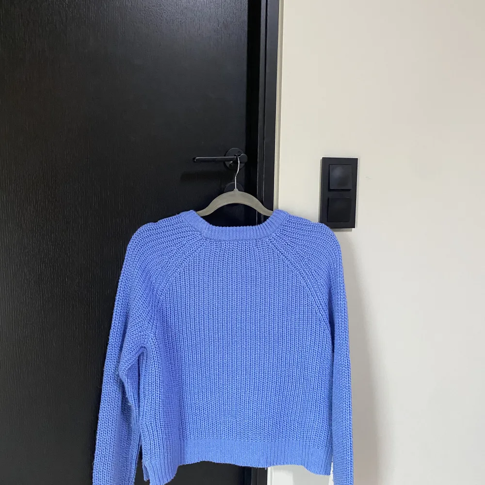 Blå stickad tröja från Vero moda storlek M, 80kr. Stickat.