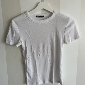 Ribbad t-shirt - Fin t-shirt från zara