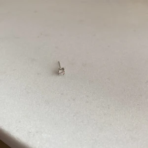 Örhänge i äkta silver  - Endast ett örhänge i äkta silver, pluppen där bak saknas 