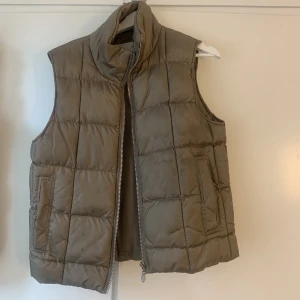 Väst - Säljer min gröna väst, köpte för några år sedan på vero Moda 💚🤍