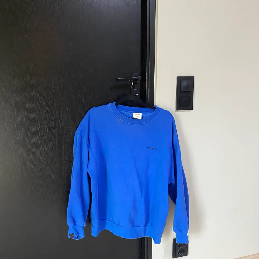 Blå sweatshirt från pull and bear i storlek S, 60kr. Hoodies.