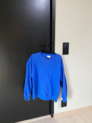 Blå sweatshirt  - Blå sweatshirt från pull and bear i storlek S, 60kr