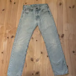 Ett par feta Levis 501 i ljusblå, storlek 26/28 Jeansen är i bra skick, och själva jeans materialet är som nytt