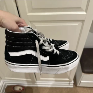 höga vans  - super coola vans, finns tecken på användning men går lätt att tvätta bort💓😇