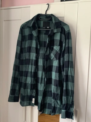 Rutig flanell skjorta - Grön och svart flanell skjorta från Lager 157. Använt max 5 gånger. Pris kan diskuteras!