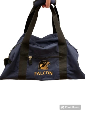 Falcon väska  - Mycket fin väska, axelrem samt handtag.kom med bud 