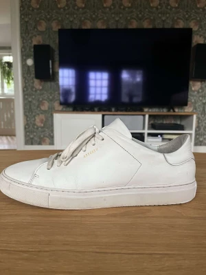 Axel Arigato - Skick 7/10, lite smutsiga men går att tvätta, de är sparsamt använda och har få tecken på användning! Tveka inte vid minsta fundering!