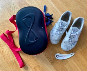 Cheerleading skor 👟  - Cheerleading skor ”Nfinity”. Stl. 5 (ungefär 34). I gott skick. Väska till skorna med ett litet skohorn. Samt två blå glittriga berlocker.  Kan skickas. Köparen betalar då portot.