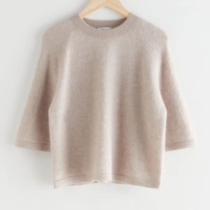 Stickad T-shirt från other&stories i alpacka🤍 - Säljer denna fina tröja från Other&stories🤍 Den är i storlek M men passar mig som vanligtvis har strl S. Tröjan är i väldigt fint skick och är endast använd några fåtal gånger.