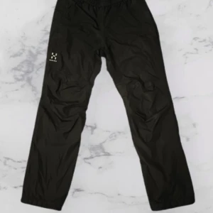 Haglöfs byxor - Märke: Haglöfs Storlek: S Resor i midjan Fickor med dragkedjor Vattentäta GoreTEX Ankel spänne  Cond: 7/10
