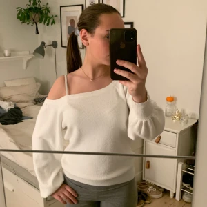 Vit off shoulder tröja - Säljer denna vita stickade tröjan ifrån okänt märke (finns ingen lapp) säljer den för 120kr. Skulle gissa att den är i stolek S.