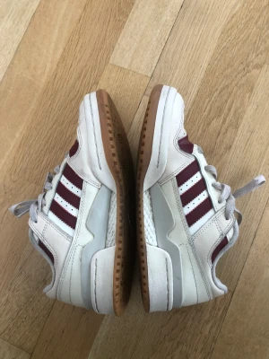 Adidas forum low - Bekväma, lite smutsiga men tvättar innan försäljning👍🏻❤️