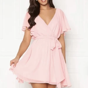 Klänning - Säljer denna klänning som jag hade på ett dop men som inte kommer till användning mer. Kan fixa egna bilder om så önskas!🥰  Nypris 600kr från bubbleroom. 