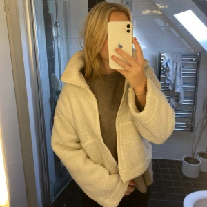 Teddy jacka  - Säljer denna Teddy jackan från Hm, helt slutsåld på hemsidan. Storlek S/M💕 Använd ett fåtal gånger