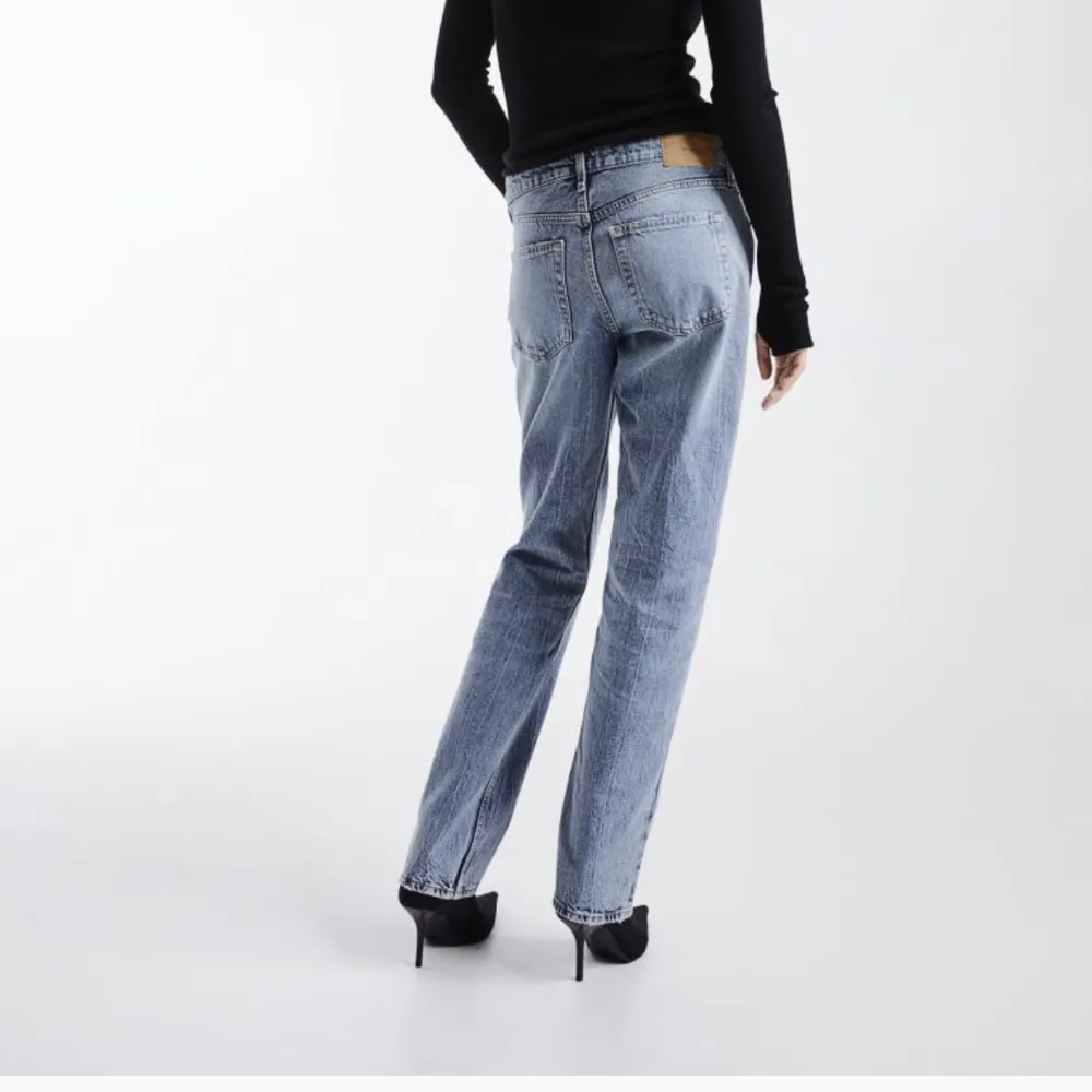 säljer dessa jättefina jeans från hm. Använda 2 ggr så i toppenskick. Köpta för 400💕sitter bra på mig som är 38. Jeans & Byxor.