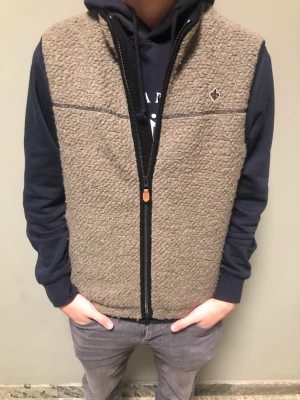 Morris fleece  - Säljer denna sjukt feta fleece väst från märket Morris! Nypris 2300! Västen är nästan ny 10/10 skick. Hör av er vid eventuella frågor!