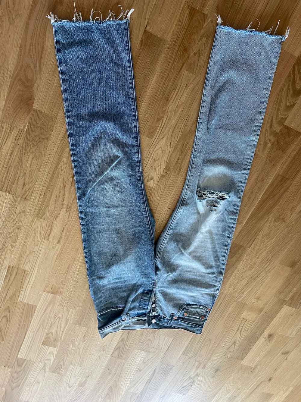 Mycket fina jeans med olika nyanser på varje ben. Har använts en gång, säljer för dom blivit för små. Jeans & Byxor.