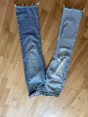 Mycket fina jeans med olika nyanser på varje ben. Har använts en gång, säljer för dom blivit för små