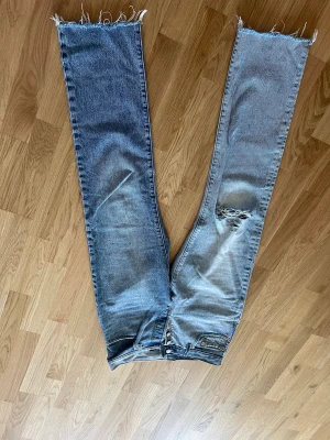 Levi’s jeans - Mycket fina jeans med olika nyanser på varje ben. Har använts en gång, säljer för dom blivit för små