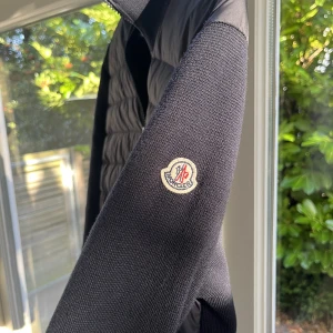 Moncler Cardigan  - Tjena! Jag säljer min Moncler Cardigan i storlek S och färgen Navy. Skicket är 9/10! Skriv om ni har några frågor! 