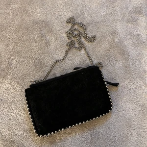 väska/clutch - Superfin väska från zara!! Borttagbart band så den går även att använda som clutch😍