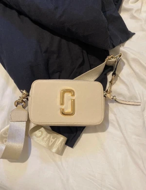 Marc Jacobs väska  - Lägger upp igen pga oseriösa köpare den e köpt p Plick de e egna bilder🫶🏻 köp sker via köp nu💕äkta men inget bevis där av priset vill bli av me den snabbt🫶🏻