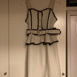 Japansk kawaii jiraikei harajuku klänning - Fantastiskt fin klänning i stuket av den nya, populära stilen Jirai kei i Japan! Är ifrån ett av de största märkena Rojita och har fortfarande lapp kvar♡ Stretch finns i ryggen, samt dragkedja och bälte går att ta av helt!