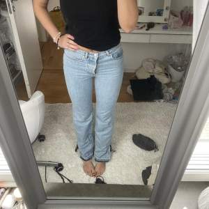 Långa ljusa jeans med slits längst ner! Jag är 176 cm💞 Från NAKD. storlek 36, jag brukar ha 38 så dom e lite små för mig. 