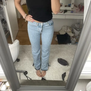 Långa jeans - Långa ljusa jeans med slits längst ner! Jag är 176 cm💞 Från NAKD. storlek 36, jag brukar ha 38 så dom e lite små för mig. 