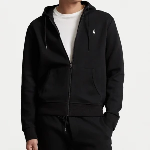 Ralph Lauren Tröja zip - Säljer denna snygga och trendiga tröja åt min kille då den var för liten för honom, endast använd vid två tillfällen. Nypris 1705 kr, skriv för egna bilder🤍