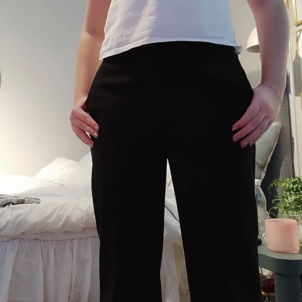 Superfina svarta midwaist kostymbyxor från Gina Tricot. Byxorna är i storlek 34 petit .🫶🏼 De är även raka i benen. säljer p.g.a att de inte passar i längden längre. Använda fåtal gånger men i väldigt fint skick.💓 skriv för fler bilder💕. Jeans & Byxor.