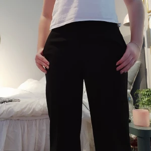 Kostymbyxor  - Superfina svarta midwaist kostymbyxor från Gina Tricot. Byxorna är i storlek 34 petit .🫶🏼 De är även raka i benen. säljer p.g.a att de inte passar i längden längre. Använda fåtal gånger men i väldigt fint skick.💓 skriv för fler bilder💕