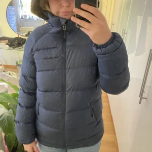 Peak jacka  - Superskön peak jacka! Bra skick storlek s💙 köpare står för frakt☺️