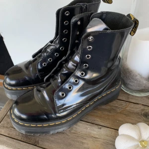 Dr martens skor  - Säljer nu mina dr martens för dom kom inte till användning som jag hade tänkt mig. Dom är nästan oanvända typ 3-4 gg. Superbra skick original skosnören kommer med. Billigare vid snabb affär. Tryck inte på köp nu!