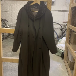 Grön vinter kappa - Passar S/M. Fuskpäls detalj vid kragen