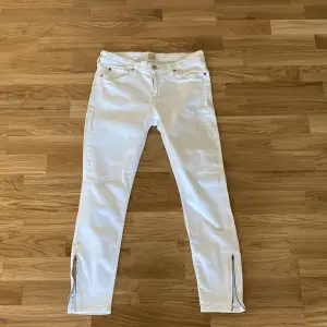 Ett par vita jeans med dragkedjor där nere. Vet ej vilken storlek men skulle gissa på 36, skriv för mer info❤️nypris 1000 mitt pris 400