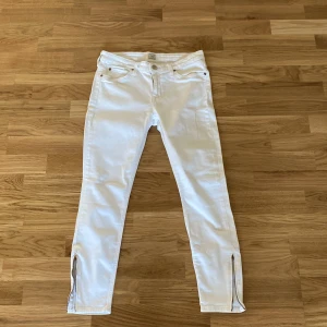 Vita jeans - Ett par vita jeans med dragkedjor där nere. Vet ej vilken storlek men skulle gissa på 36, skriv för mer info❤️nypris 1000 mitt pris 400