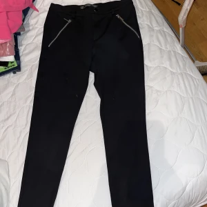 Kostymbyxor - Dessa är alldeles för små för mig. Köpta från zara för flera år sen. 