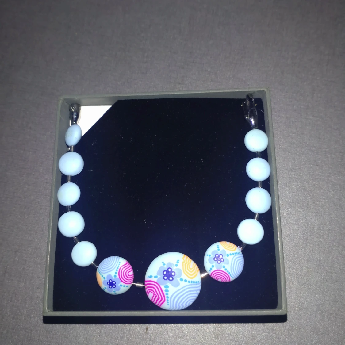 Vackert handmålat armband