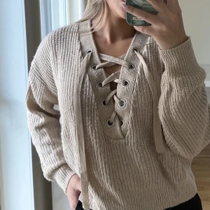 Beige stickad tröja - Stickad tröja med snörning, super fin och skön