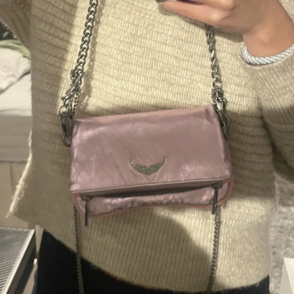 Aldrig använd hör av er för fler bilder säljer som billigast för 2000kr köpt på zalando dustbag tillgår. Laukut & Käsilaukut.