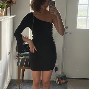 Svart klänning - One schoulder klänning men slits vid armen i storlek S. Aldrig använd bara testad. 